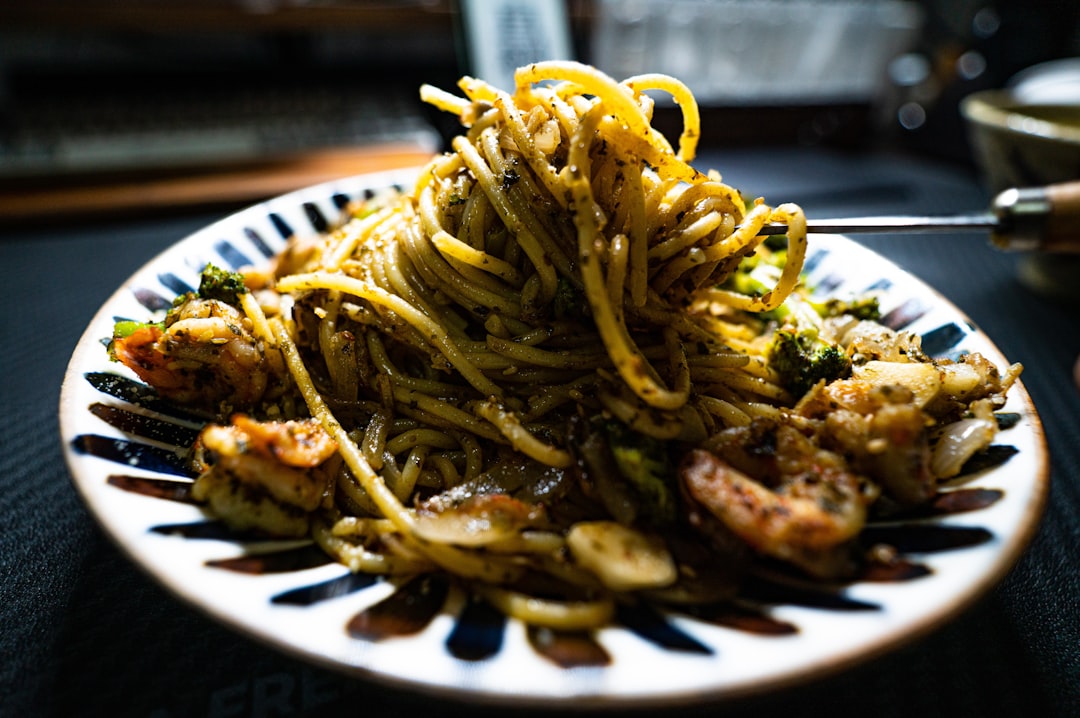 De juiste hoeveelheid pasta per persoon op tafel